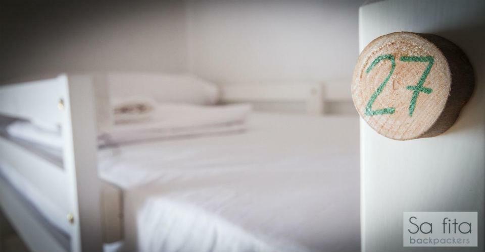 Cama en habitación compartida femenina de 8 camas